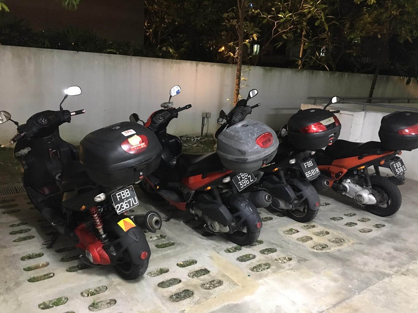 Motorbike rental Singapore supporting food and parcel delivery riders navigating Singapore’s delivery industry in 2025.